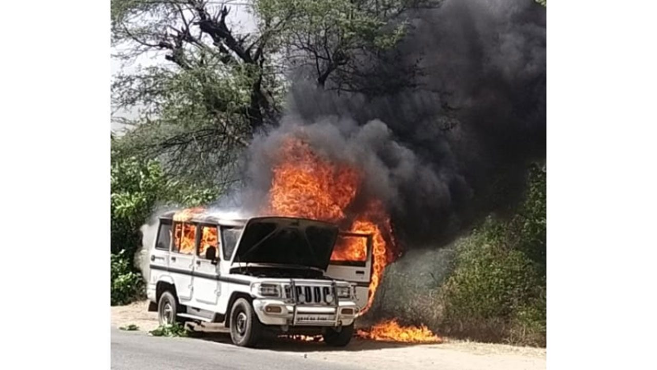 బొలెరో వాహనం దగ్ధం..తప్పిన ముప్పు