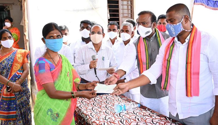 ల‌బ్దిదారుల‌కు బాల్క సుమ‌న్‌ కల్యాణలక్ష్మి చెక్కుల పంపిణీ