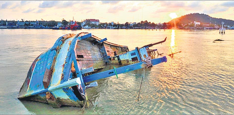 నౌకను ఢీకొని లాంచీ మునక