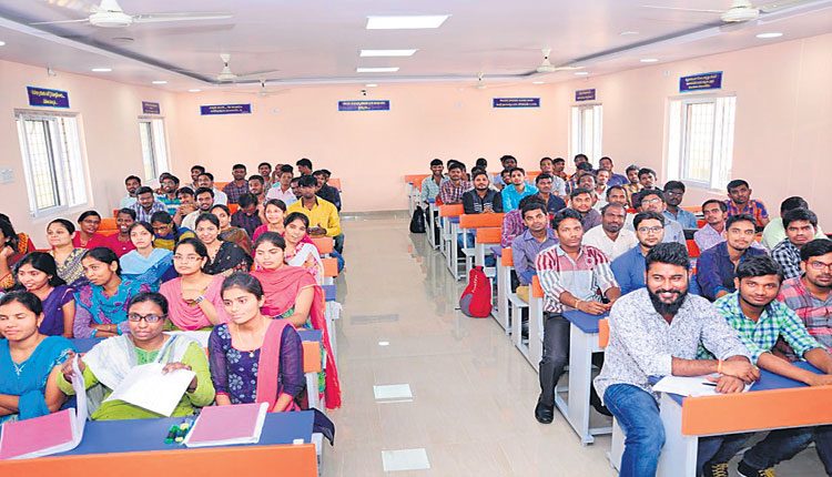 ఊరిలోనే ఉండొచ్చు.. ఉద్యోగం కొట్టొచ్చు