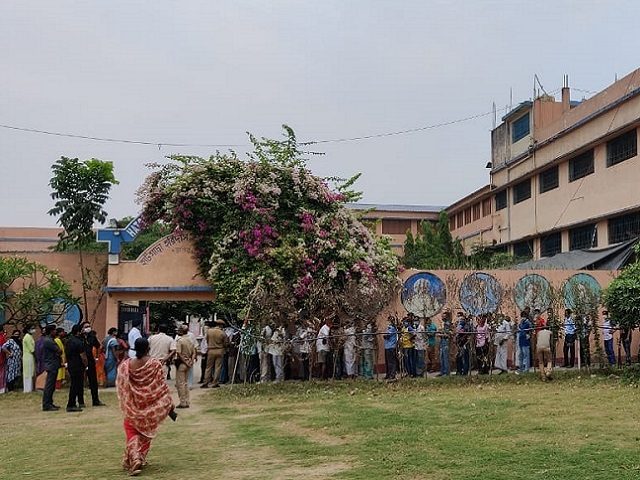 బెంగాల్ పోరు : పోలింగ్ కేంద్రంలో మ‌ర‌ణించిన బీజేపీ ఏజెంట్