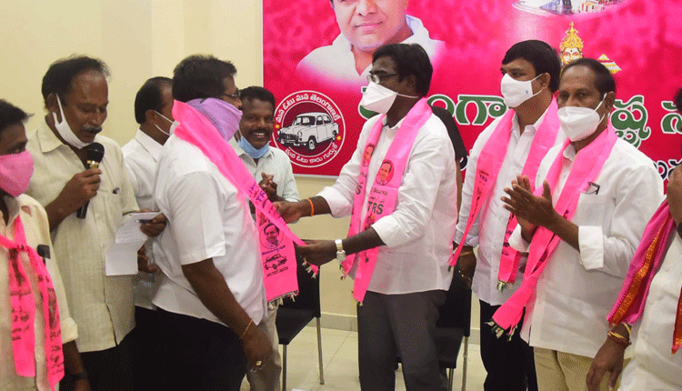 టీఆర్‌ఎస్‌లోకి 480 మంది