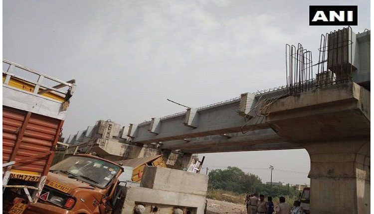 నిర్మాణంలో ఉండగా కూలిన వంతెన