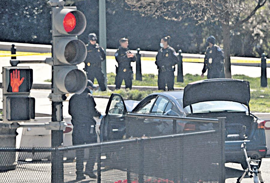 ‘క్యాపిటల్‌’ వద్ద కారు బీభత్సం