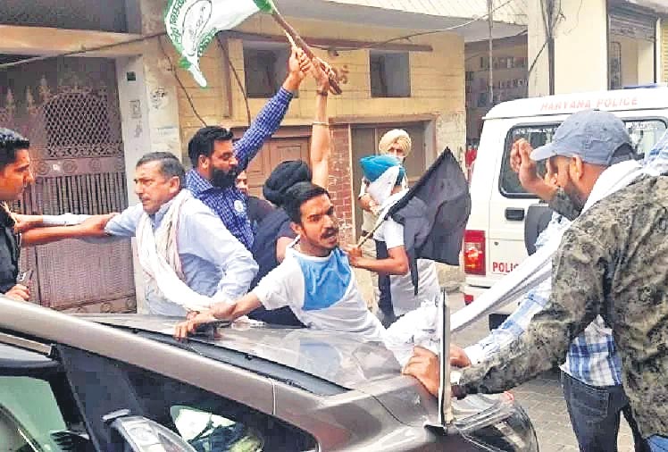 బీజేపీ ఎంపీని ఘెరావ్‌ చేసిన రైతులు