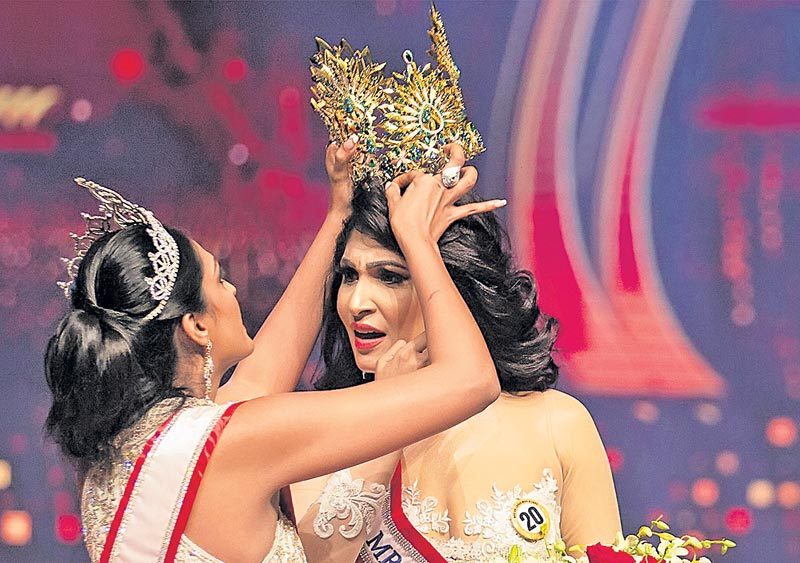 స్టేజీపై వివాదం.. కిరీటం వదులుకొన్న మిసెస్‌ వరల్డ్‌