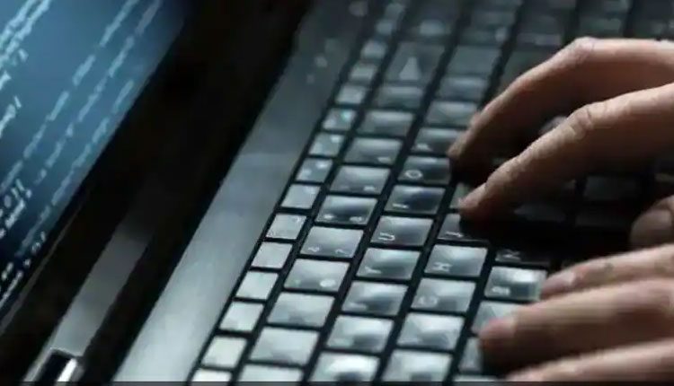 భార్య సంతకం ఫోర్జరీ : బ్యాంక్‌ నుంచి భారీ రుణం‌