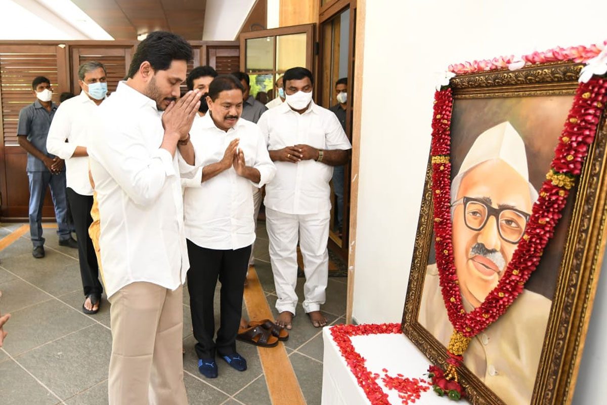 జగ్జీవన్‌ రామ్‌కు ఏపీ సీఎం జగన్‌ నివాళి