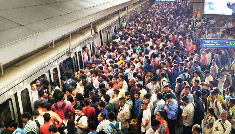 కిక్కిరిసిన రైల్వే స్టేషన్లు.. తగ్గని కరోనా కేసులు