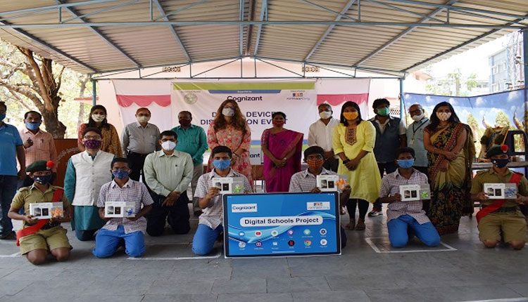 ప్రభుత్వ పాఠశాలలకు కాగ్నిజెంట్‌ 500 ట్యాబ్లెట్లు, 50 ల్యాప్‌టాప్‌ల విరాళం