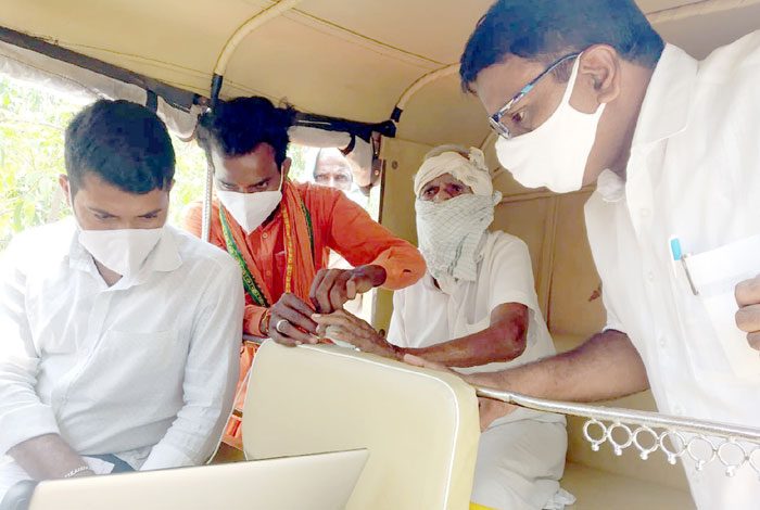 ఆటో వద్దకే వచ్చి భూ రిజిస్ట్రేషన్