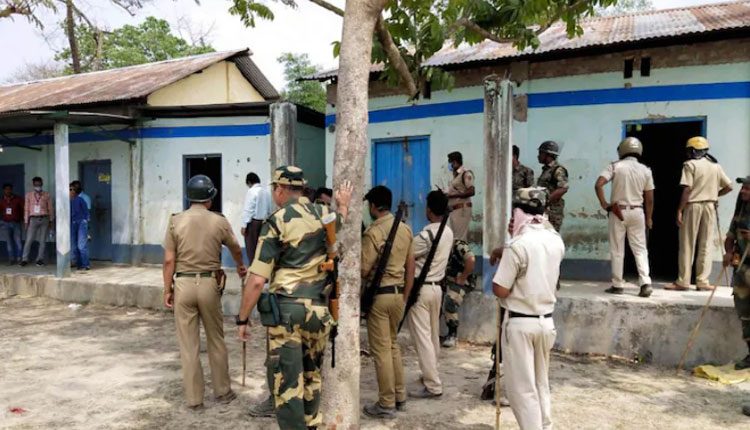 కూచ్‌ బెహర్‌ జిల్లాకు రాజకీయ నేతల రాకను నిషేధించిన ఈసీ