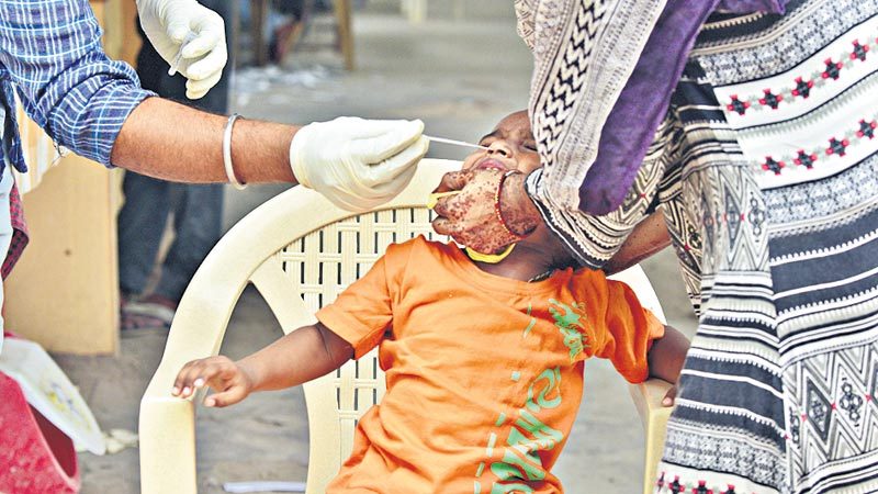 చిన్నారులపై వైరస్‌ పంజా!