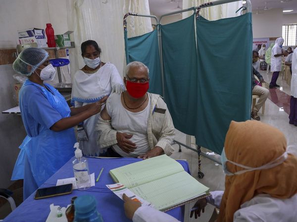 కొవిడ్ వ్యాక్సిన్ ధ‌ర‌ల త‌గ్గింపు : ఎస్ఐఐ, భార‌త్ బ‌యోటెక్ ల‌ను కోరిన కేంద్రం