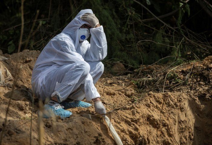 పేరుకుపోతున్న మృతదేహాలు : పార్కులు, పార్కింగ్ స‌దుపాయాల్లోనూ అంత్య‌క్రియ‌లు!