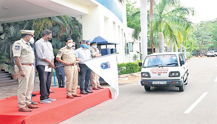 సైబరాబాద్‌ పరిధిలో ఉచితంగా లాస్ట్‌ రైడ్‌ సేవలు..