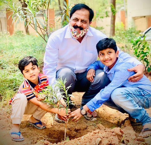 మొక్కలునాటిన దేవీప్రసాద్