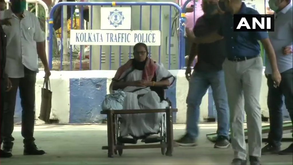 ఈసీ నిషేధాన్ని వ్య‌తిరేకిస్తూ దీదీ ధ‌ర్నా