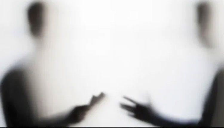 ఎంపీ కవిత పీఏలమంటూ రూ.లక్ష వసూలు