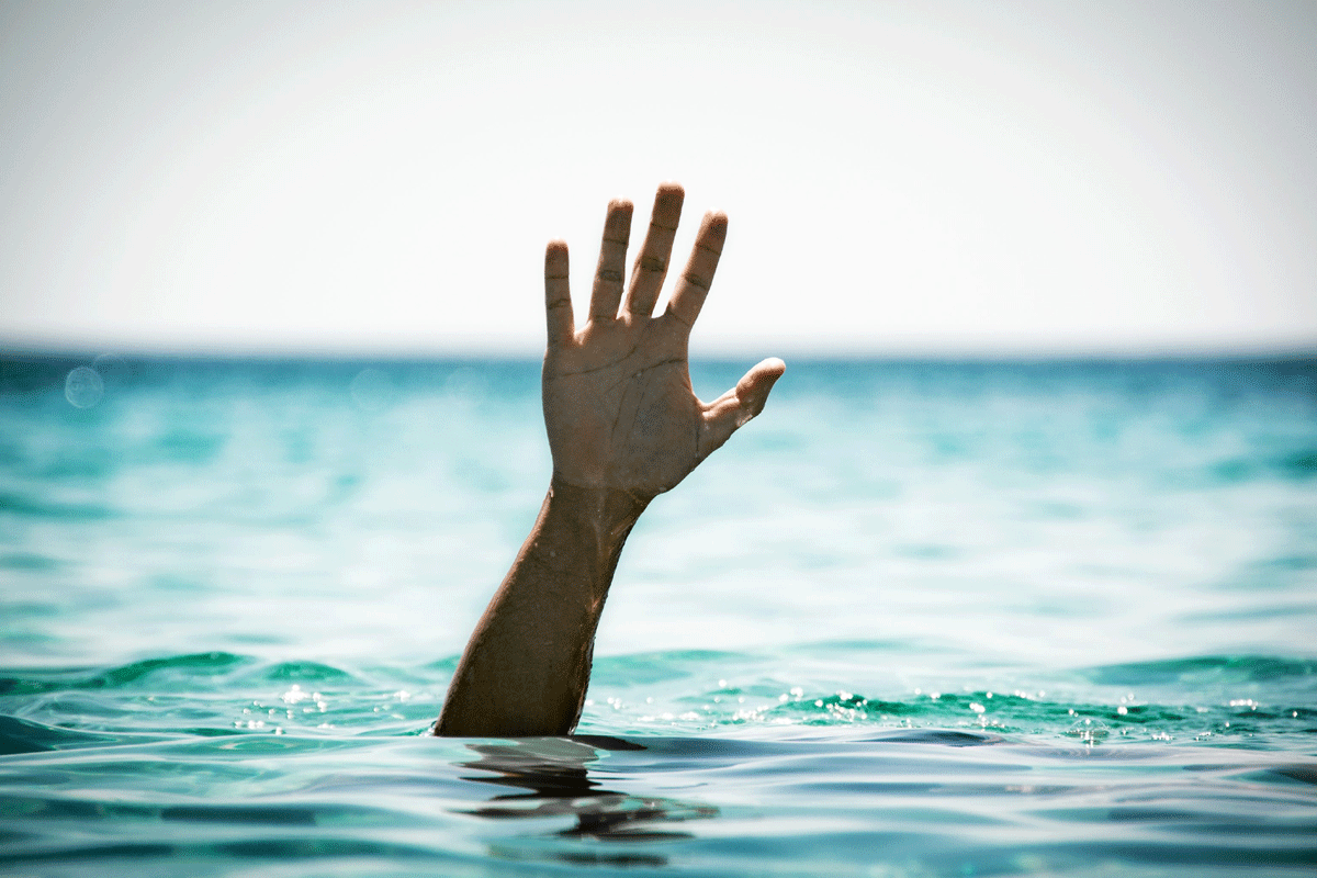 మెదక్‌ జిల్లాలో విషాదం.. చెరువులో స్నానానికి దిగి ఇద్దరు గల్లంతు