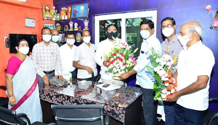 మంత్రి ఎర్రబెల్లిని సన్మానించిన ఉద్యోగ సంఘాల నేతలు