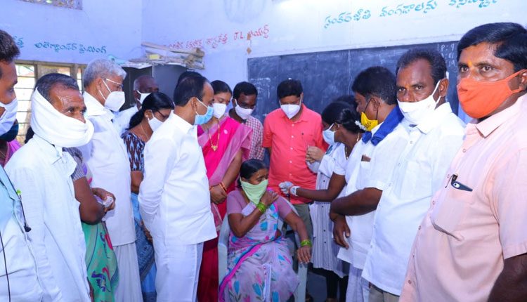 వ్యాక్సిన్‌పై అపోహలు నమ్మవద్దు : మంత్రి ఈటల