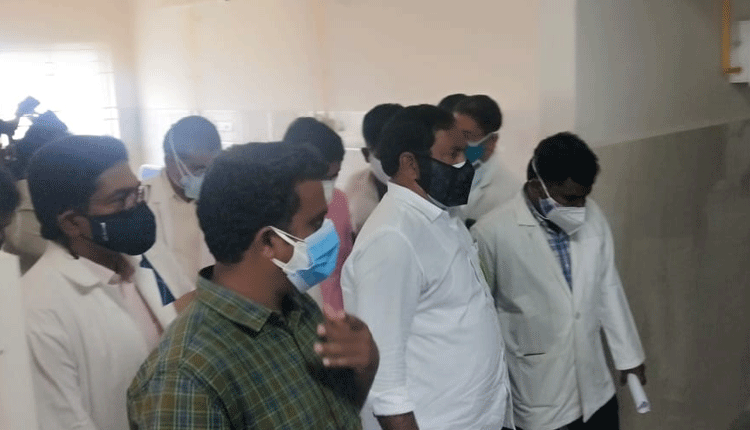 కొవిడ్ వ్యాక్సిన్ కేంద్రాన్ని త‌నిఖీ చేసిన మంత్రి ఎర్రబెల్లి