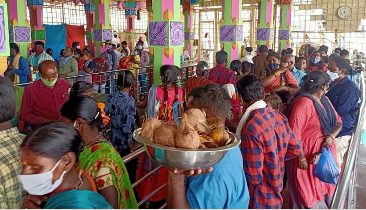 ఏడుపాయలలో భక్తుల సందడి