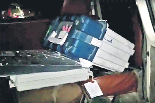 అస్సాంలో బీజేపీ నేత కారులో ఈవీఎం