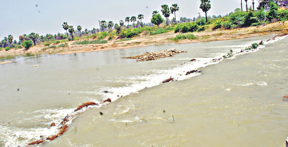 నీళ్లు.. ఎగువకుపరవళ్లు!