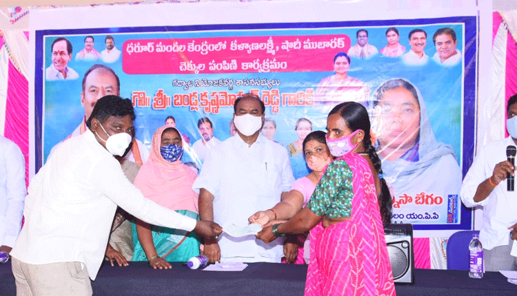 కల్యాణ లక్ష్మి, షాదీముబారక్‌ చెక్కుల అందజేత