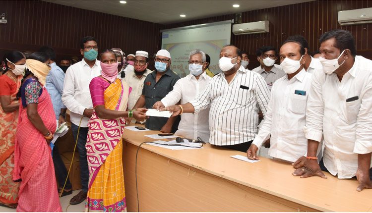 సంక్షేమ పథకాలు దేశానికి ఆదర్శం : మంత్రి గంగుల