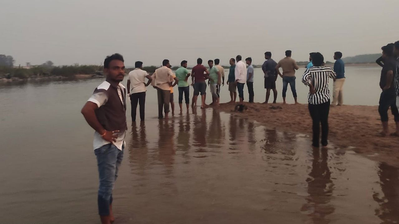 గోదావరిలో ఇద్దరు యువకుల గల్లంతు