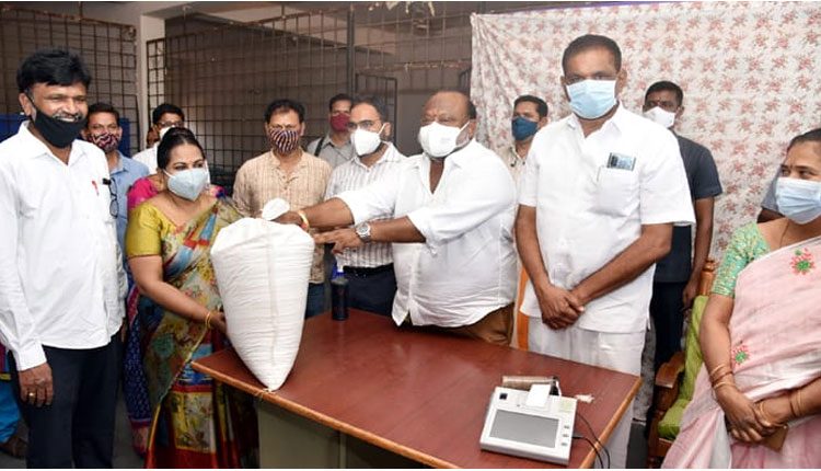 అర్థాక‌లితో ఎవ‌రూ ఇబ్బంది ప‌డొద్దు : మంత్రి గంగుల