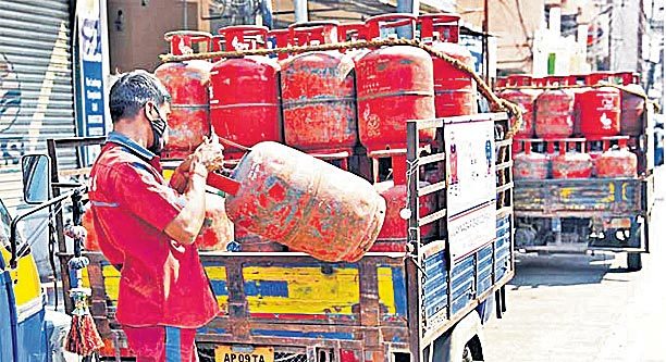 సిలిండర్‌ ధర రూ.10 తగ్గింపు