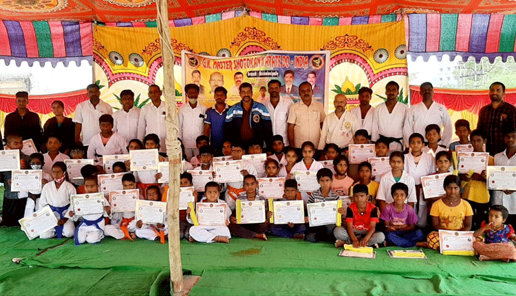 విద్యార్థులకు బెల్టు గ్రేడింగ్‌ పరీక్షలు