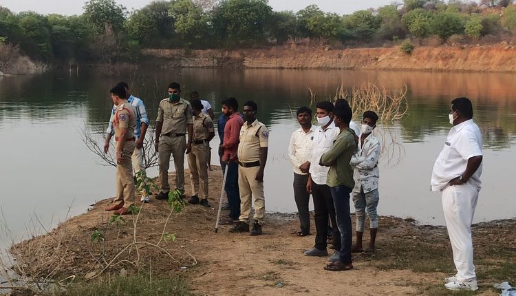 దారుణం : ఈత రాదని తెలిసినా..నీళ్లలోకి తోశారు