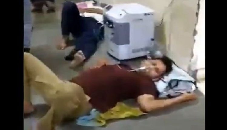 గుజరాత్‌లో దారుణం : బెడ్‌ల కొరతతో నేలపై పడుకుని రోగుల పడిగాపులు!