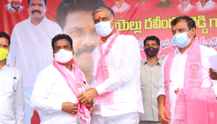 మంత్రి హరీశ్‌రావు సమక్షంలో టీఆర్‌ఎస్‌లో చేరిన టీడీపీ నేతలు