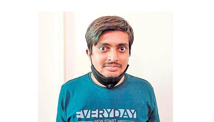 పోలీస్ సైరన్తో వచ్చి గన్తో హల్చల్