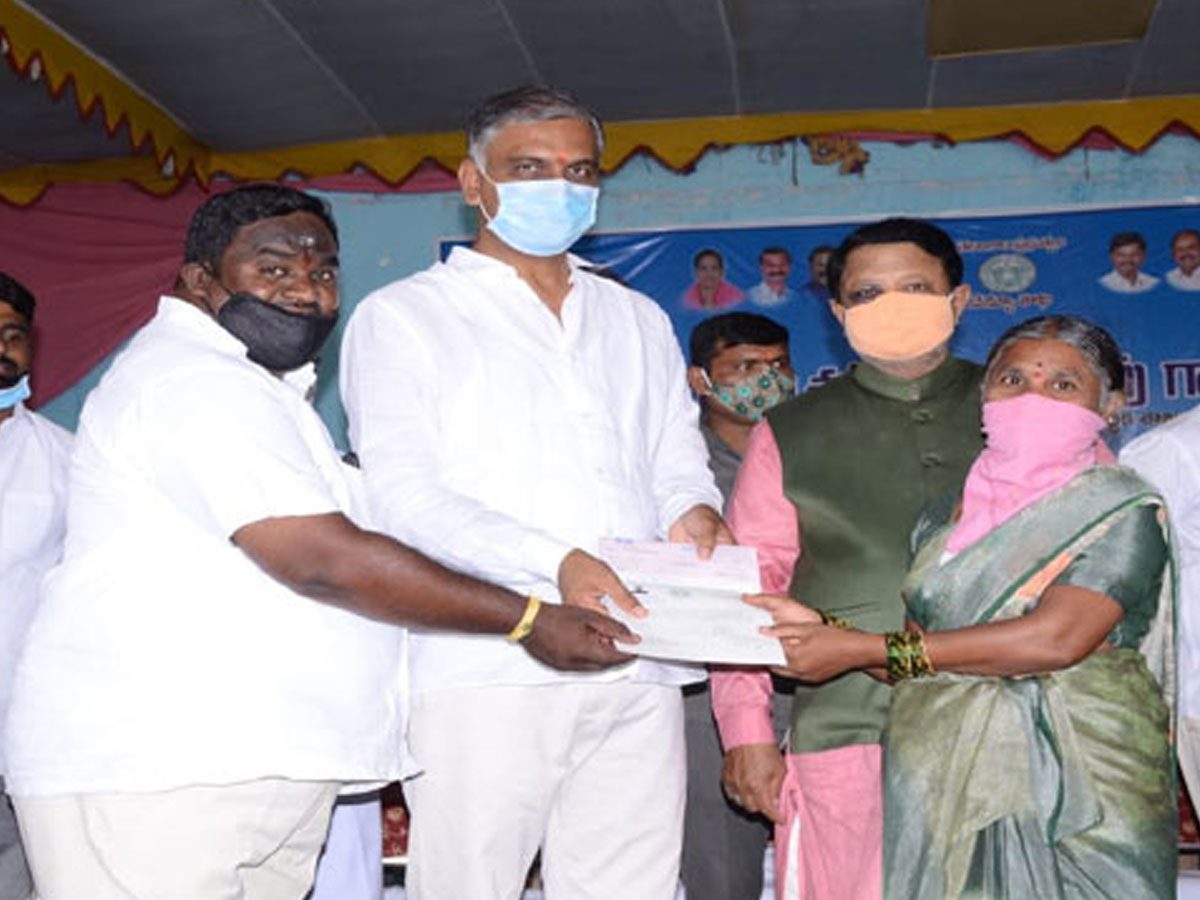 లబ్దిదారులకు మంత్రి హరీశ్‌రావు సీఎంఆర్‌ఎఫ్‌, కల్యాణలక్ష్మి చెక్కుల పంపిణీ