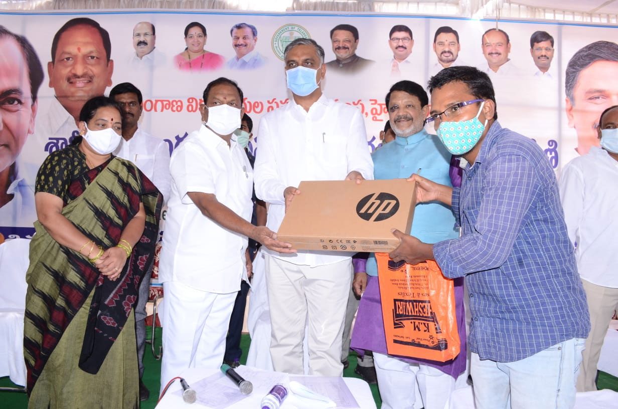 వాళ్లను అవ‌మానిస్తే క‌ఠినంగా శిక్షిస్తాం : మంత్రి హ‌రీశ్