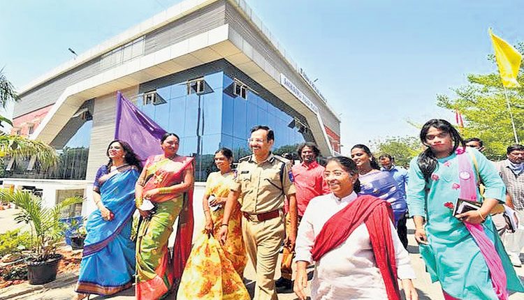 ఆమెగా మారితే.. ఆదుకున్నారు