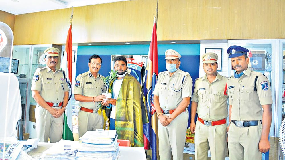 వెంటాడి స్నాచర్‌ను పట్టేశాడు!