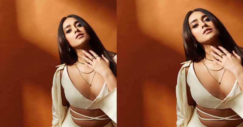 ఇలియానా మెడ‌లో స్టైలిష్ లాకెట్‌.. అందరి దృష్టి దానిపైనే..!