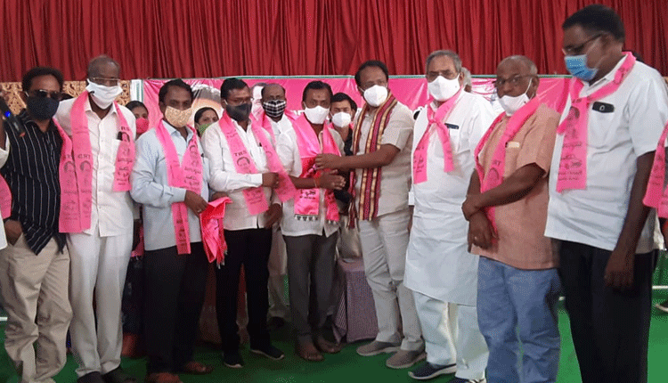 బీజేపీని వీడి టీఆర్‌ఎస్‌లో చేరికలు