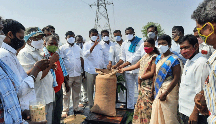 కొనుగోలు కేంద్రాల్లో పంటకు మద్దతు ధర