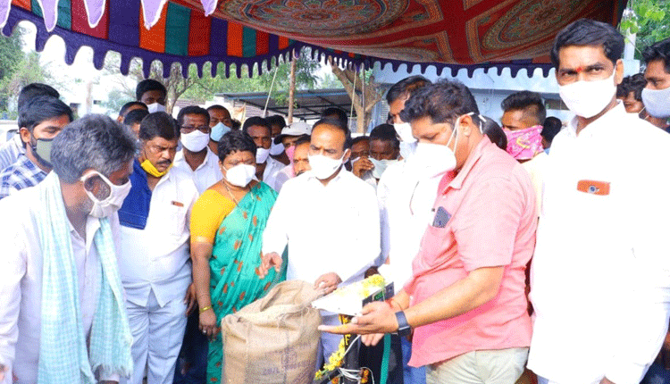 దళారులను నమ్మి నష్టపోవద్దు