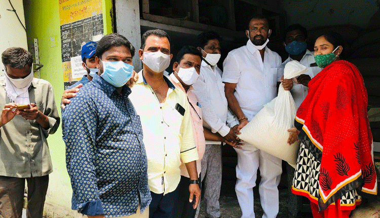 ప్రైవేట్‌ ఉపాధ్యాయులకు బియ్యం పంపిణీ