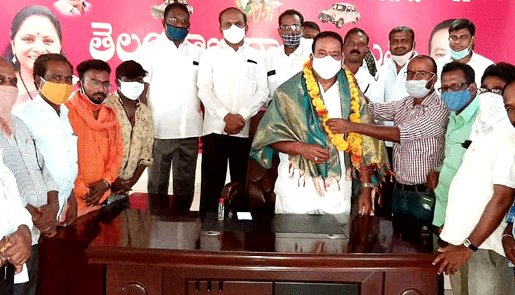 సీఎం కేసీఆర్ చిత్రపటానికి పాలాభిషేకం